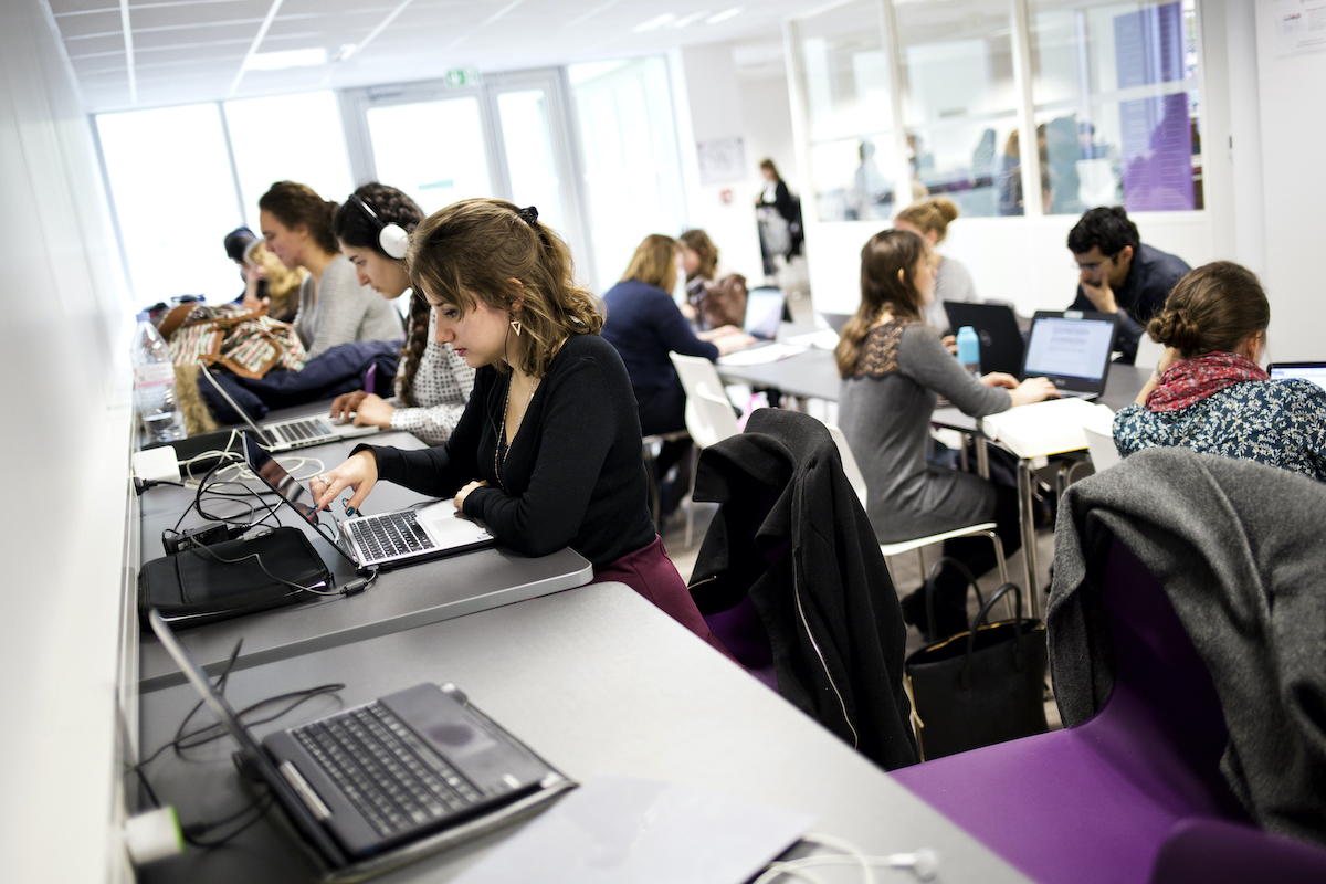 Une salle de cours et de travaux pratiques à l'ISIT. Ordinateurs portables et étudiant(e)s en plein travail