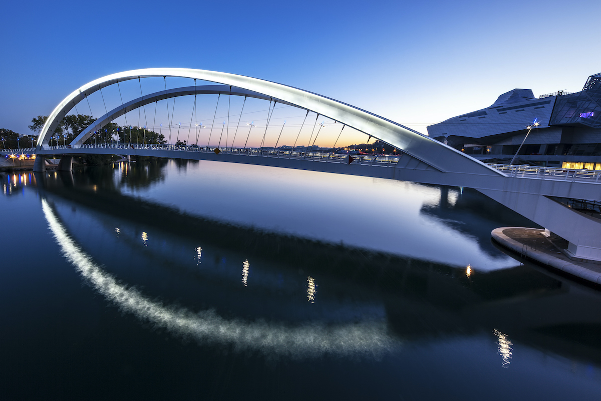 Photo illustration-EDF innove avec Smart Grid. Vue nocturne pont lyon conflurnce