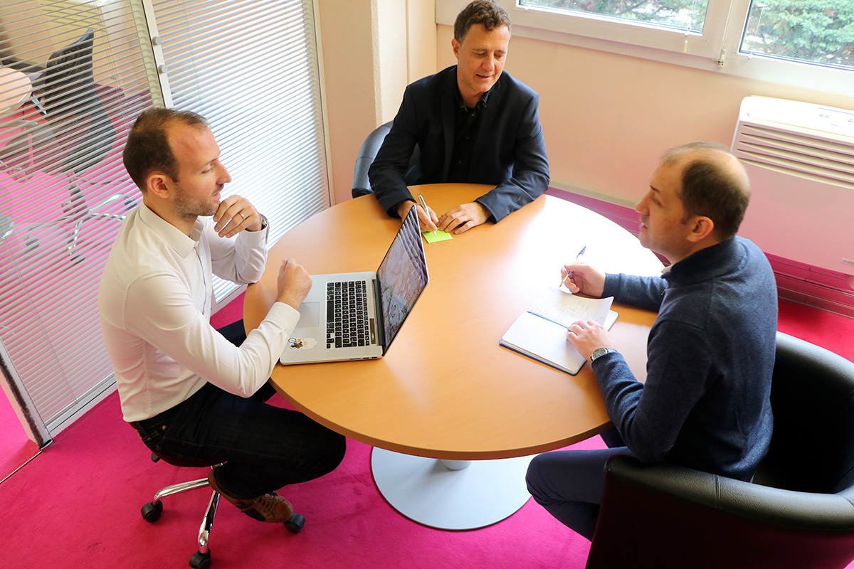 3 salariés de l'agence autour d'une table ronde